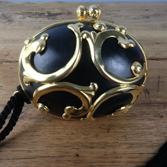 SALVATORE FERRAGAMO VINTAGE BLACK LEATHER & GOLD METAL EGG CLUTCH BAG W/TASSLE - Picture 4 of 6